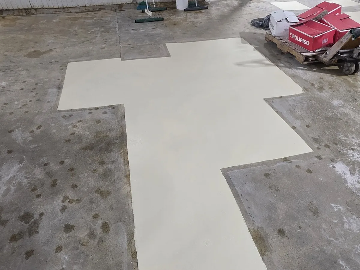 Área de produção com o revestimento uretano aplicado ao lado do piso de concreto antigo
